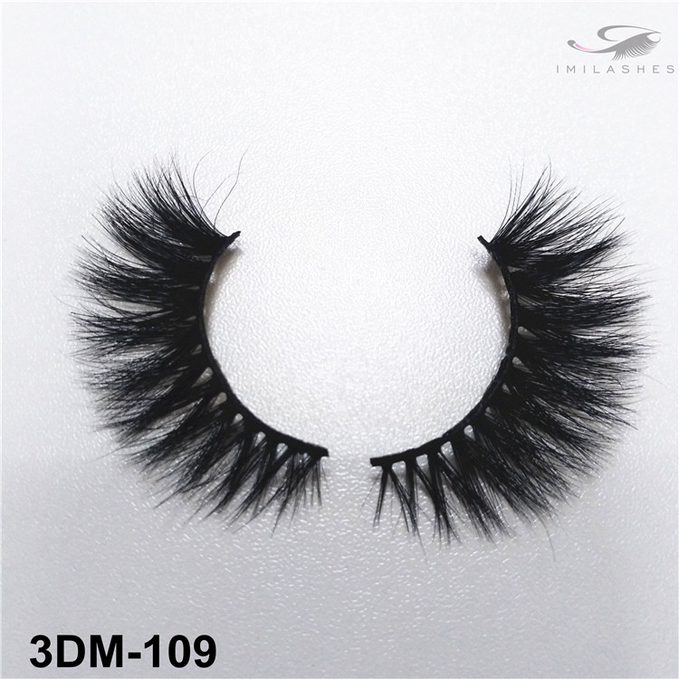 glue-eyelash-extensions.jpg